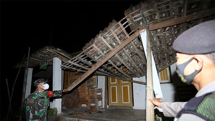 Salah satu rumah atapnya roboh terkena guncangan gempa magnitudo 5,9 di Blitar. (Foto: Ant)