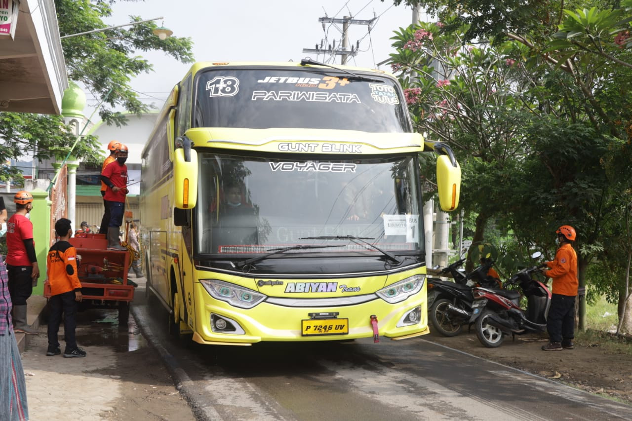 Armada bus yang mengangkut rombongan santri dari berbagai daerah disemprot disinfektan sebelum masuk ke lingkungan Ponpen Lirboyo. (Foto: Istimewa)