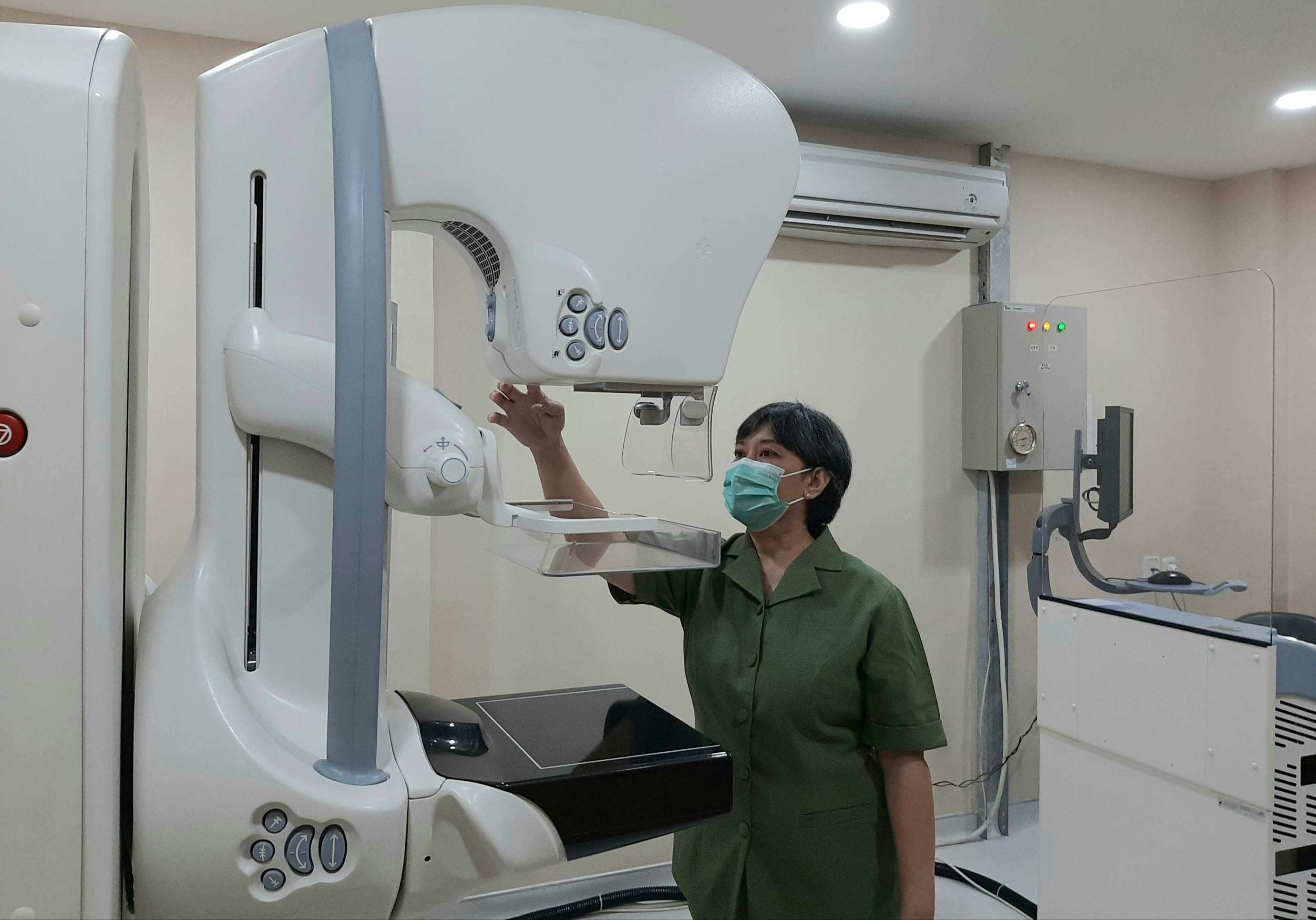 Mammogram, salah satu skrining kanker yang bisa dilakukan di AHCC. (Foto: Pita Sari/Ngopibareng.id)