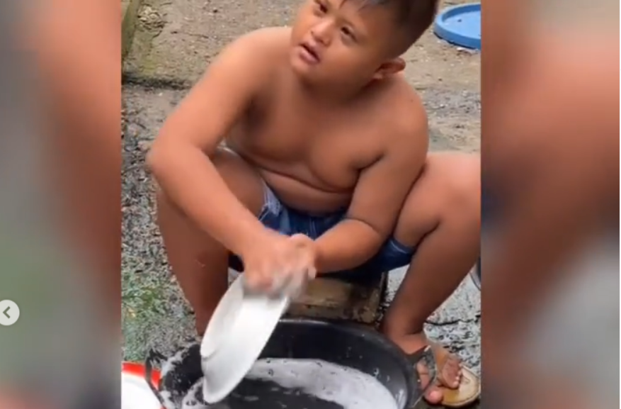 Tangkapan layar seorang bocah pengidap down syndrome yang membantu mencuci piring (Foto: Instagram @wowunix)