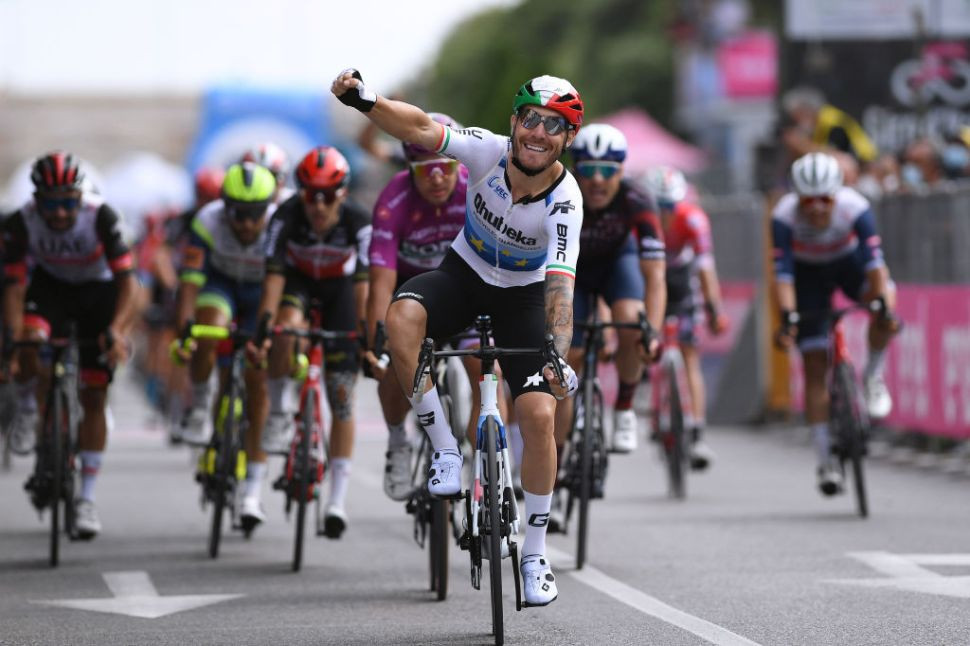 Giacomo Nizzolo (Qhubeka Assos) memenangkan Giro d’Italia etape 13. (Foto: Istimewa)