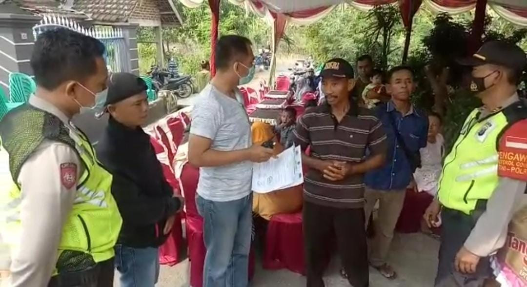 Petugas membubarkan pertandingan ujung di Dusun Rungkut Desa Randuharjo Kecamatan Pungging, Mojokerto.(Deni Lukmantara/Ngopibareng.id)