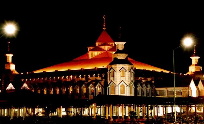 Keindahan Masjid al-Markaz Makassar pada waktu malam. (Foto: Istimewa)