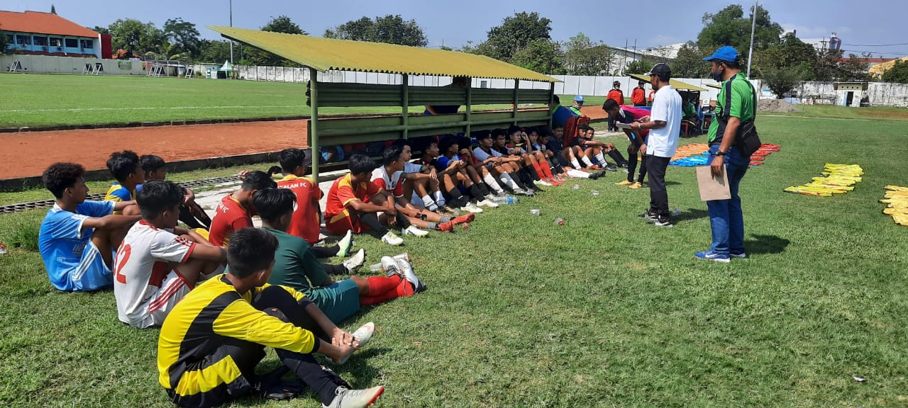 Tim pelatih melakukan seleksi terhadap pemain yang akan direkomendasi membela Timnas U-16 di Stadion Jenggolo, Sidoarjo, Senin 24 Mei 2021. (Foto: Fariz Yarbo/Ngopibareng.id)