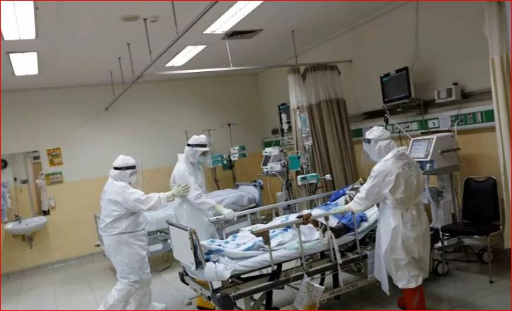 Tenaga medis dengan alat dan pakaian pelindung bersiap memindahkan pasien positif COVID-19 dari ruang ICU menuju ruang operasi di Rumah Sakit Persahabatan, Jakarta, Rabu 13 Mei 2020. (Foto: Antara/Reuteres/Willy Kurniawan)