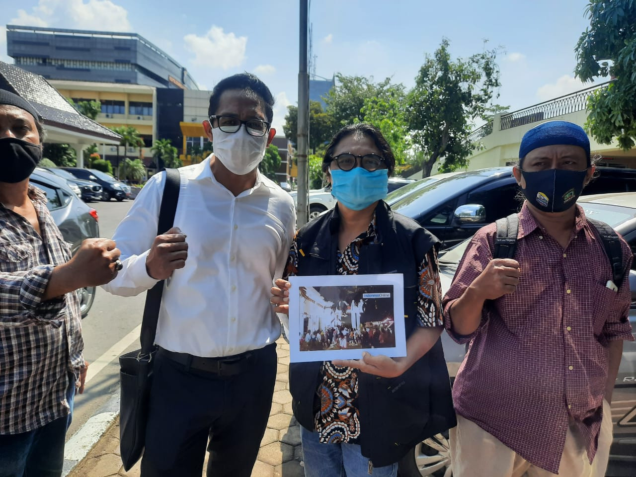 Para aktivis 98 yang berprofesi sebagai jurnalis, usai melaporkan kasus perayaan ulang tahun Khofifah yang diduga melanggar protokol kesehatan. (Foto: Alief Sambogo/Ngopibareng.id)