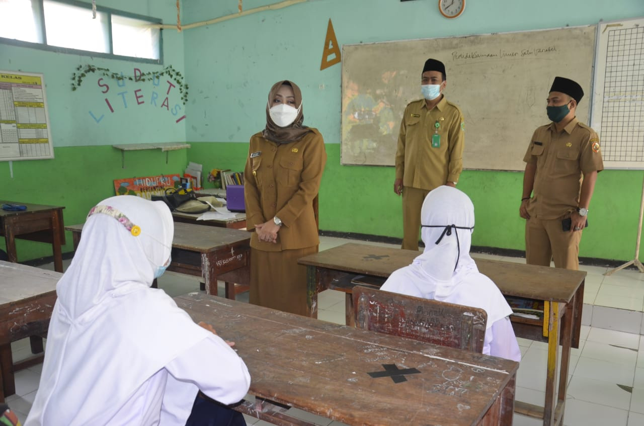 Bupati Mojokerto, dr Ikfina Fahmawati meninjau langsung beberapa sekolah di Mojokerto, Jawa Timur.(Foto: Istimewa)