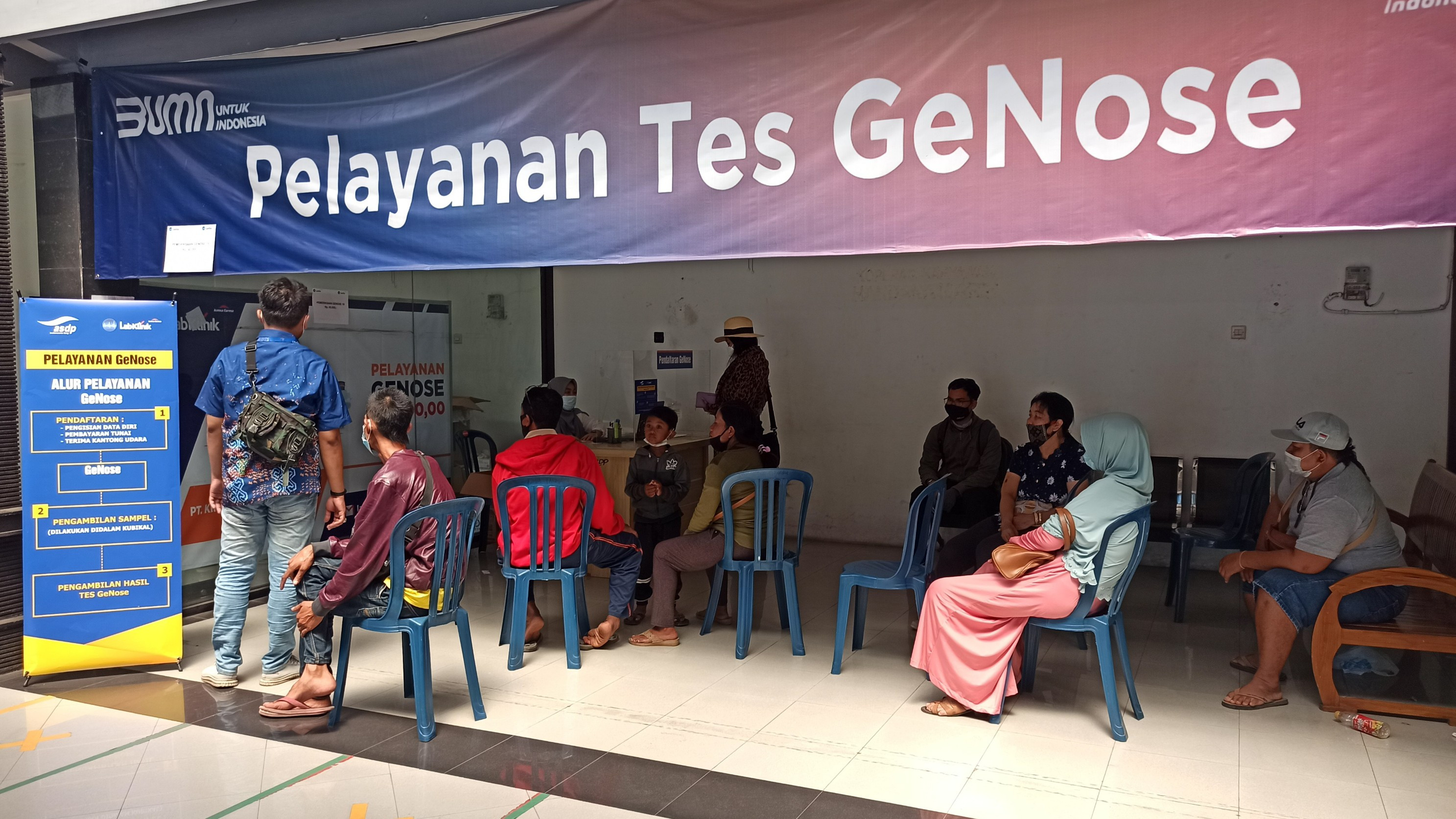 Sejumlah calon pengguna jasa penyeberangan menunggu di lokasi pemeriksaan GeNose C19 di Pelabuhan Ketapang, Banyuwangi (foto:Muh Hujaini/Ngopibareng.id)
