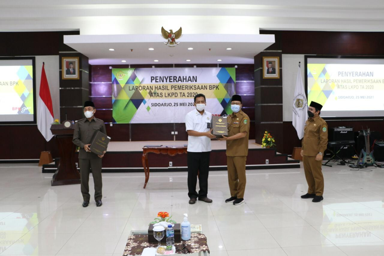 Penyerahan opini BPK ini diserahkan langsung oleh Kepala BPK Perwakilan Provinsi Jawa Timur, Joko Agus Setyono kepada Walikota Pasuruan Gus Ipul, Selasa 25 Mei 2021. (Foto: Istimewa)