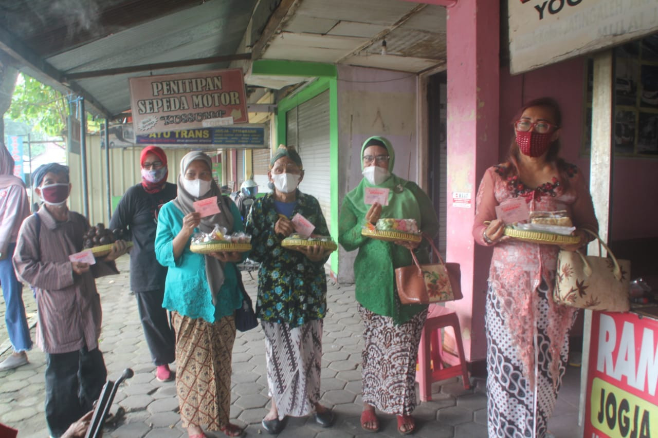 Warga Yogyakarta yang mengirimkan berbagai jenis makanan tradisional sebagai penghargaan kepada Gubernur Ganjar Pranowo karena mendukung Sultan junjungan mereka. (Foto: Istimewa)