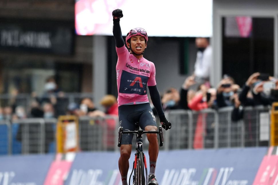 Egan Bernal (Ineos  Grenadiers) memenangkan Giro d'Italia etape 16 dengan maglia rosa. (Foto: Istimewa)