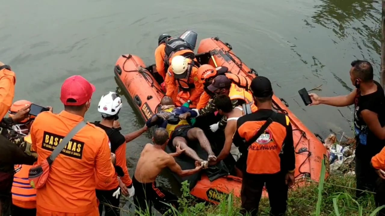 Tim gabungan saat mengevakuasi jasad Febri Santoso yang tenggelam di Sungai Brantas Jalan Gatot Subroto, Kabupaten Kediri. (Foto: Fendhy Plesmana/Ngopibareng.id)