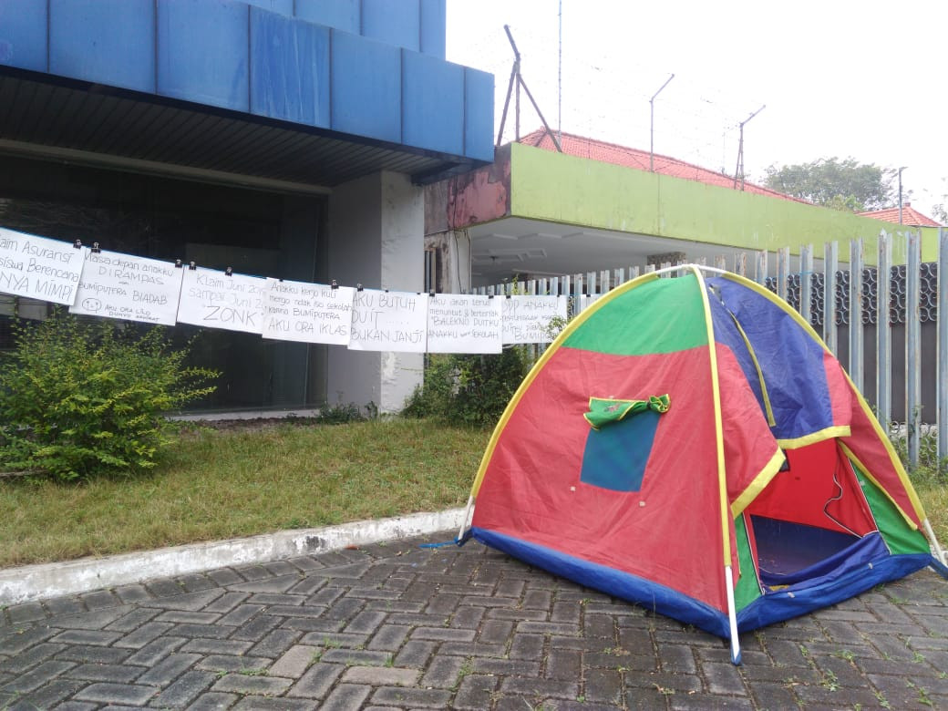 Tenda yang didirikan Fitria sebagai bentuk protes ke Kantor Asuransi Jiwa Bersama (AJB) Bumiputera Jombang. (Foto: Istimewa)