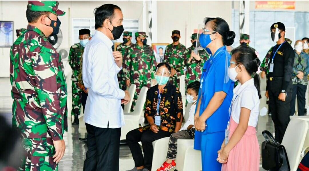 Presiden Joko Wido bertemu keluarga awak KRI Nanggala 402 di Hanggar Bandara Juanda 29 April 2021( foto: Dok Setpres )