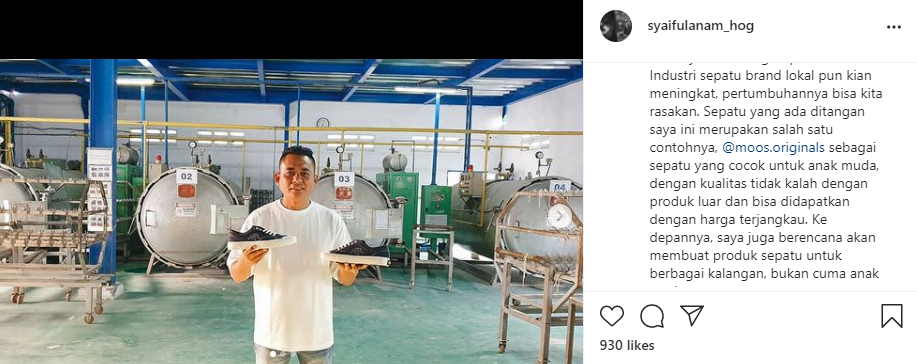 Syaiful Anam memperlihatkan sepasang sepatu produksi pabriknya. (Foto: Instagram)