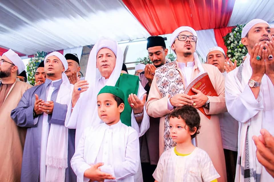 Habib Luthfi bin Yahya dan keluarga besar di Kanzus Shalawat Pekalongan. (Foto: Istimewa)