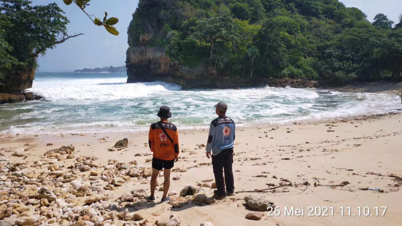 Proses pencarian korban wisawatan di Pantai Batu Bengkung, Gedangan, Kabupaten Malang yang terseret ombak (Foto: istimewa)