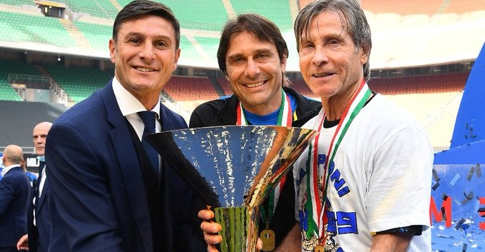 Antonio Conte (tengah) saat berpose dengan trofi juara Serie A 2020-2021. (Foto: Twitter/@Inter)