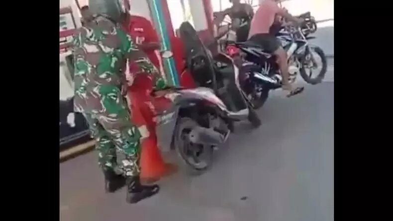 Oknum TNI menampar petugas SPBU. (Foto: tangkapan layar instagram)