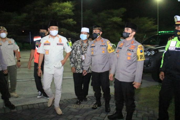Bupati Pasuruan, HM Irsyad Yusuf bersama Forpimda Kabupaten Pasuruan melakukan pengecekan langsung jalur mudik, Kamis 6 Mei 2021 malam. (Foto: Istimewa)