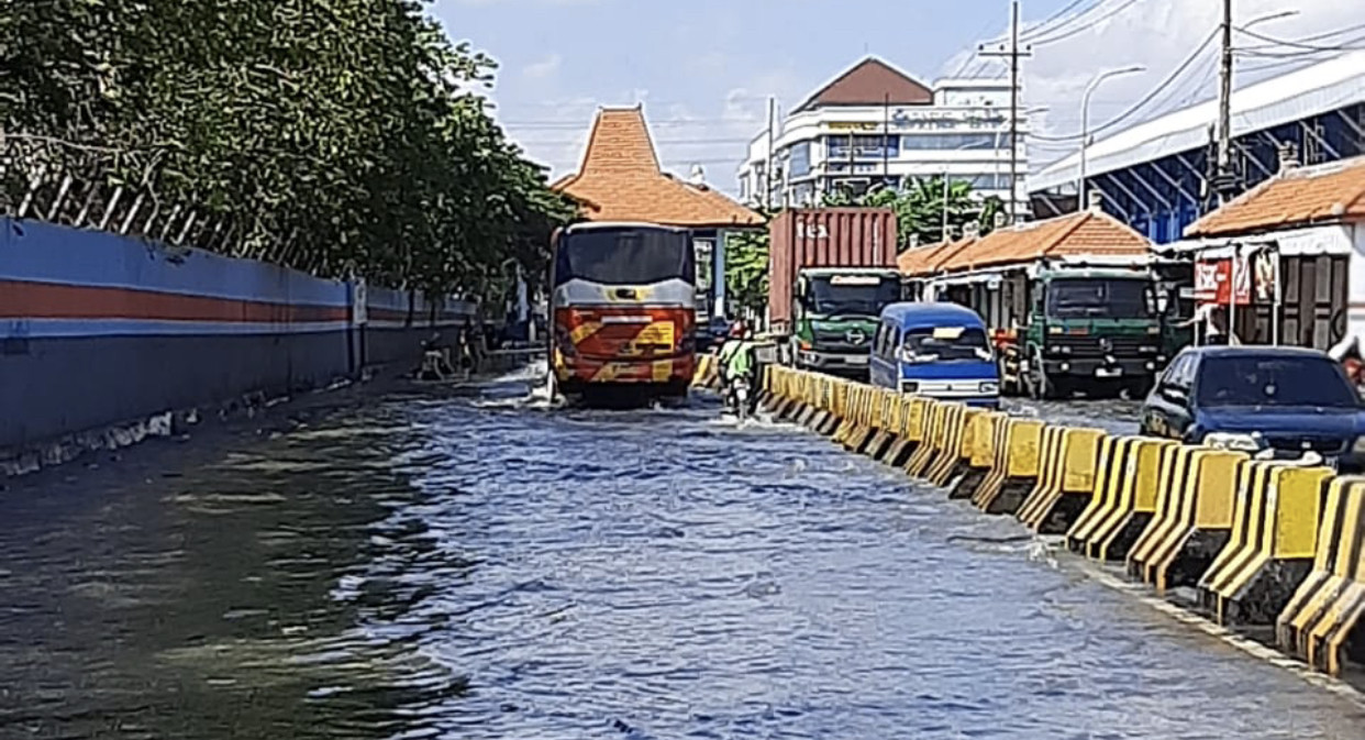 Banjir rob yang menggenangi wilayah pesisir Surabaya (Foto: Dok. BMKG Maritim Tanjung Perak Surabaya)