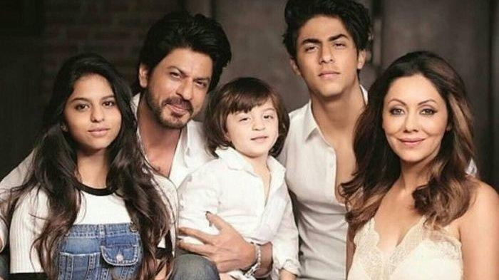 Shah Rukh Khan pose bersama keluarga. (Foto: Instagram)