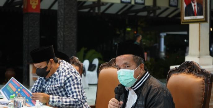 Wakil Bupati Pasuruan, Mujib Imron saat memberikan pengarahan agar semua puskesmas di Kabupaten Pasuruan siap memberikan pelayanan rapid antigen maupun tes swab bagi santri maupun calon santri yang akan kembali ke pesantren masing-masing. (Foto: Istimewa)
