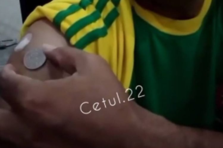 Tangkapan layar video yang menampilkan seorang pria berbaju Kostrad sedang memperagakan dan menyebut ada medan magnet di bekas suntikan vaksin Covid-19. (Foto: Instagram @centul.22)