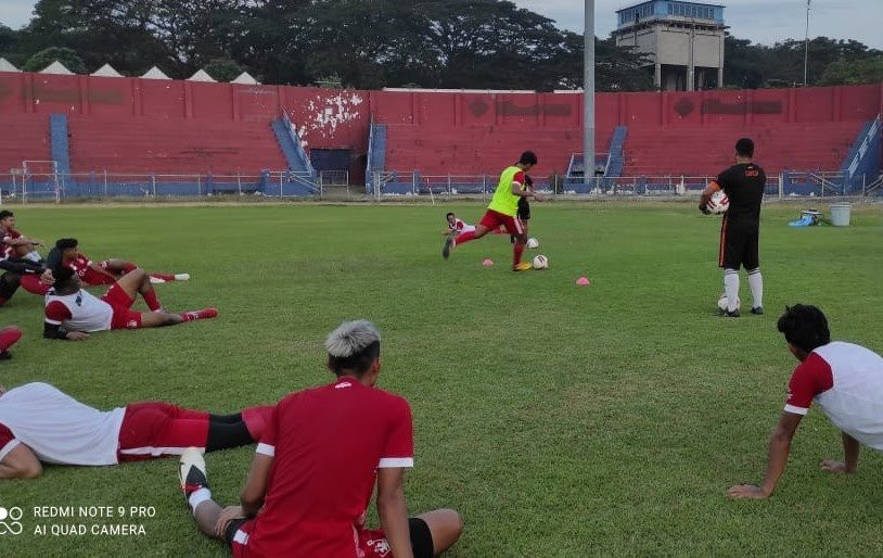 Suasana latihan skuad Persik Kediri di Stadion Brawijaya Kediri, Kamis 27 Mei 2021 petang. (Foto: Fendhy Plesmana/Ngopibareng.id)