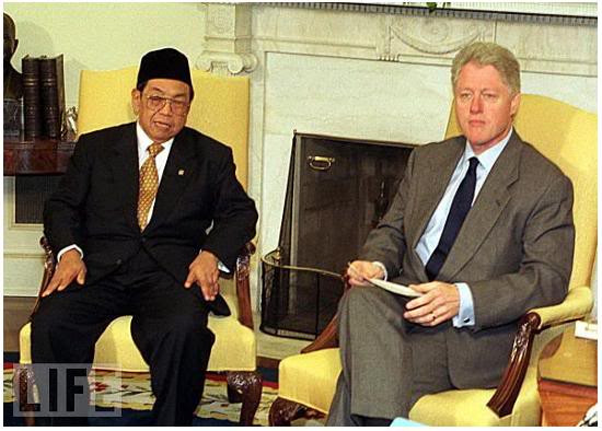 Presiden RI Abdurrahman Wahid (Gus Dur) dan Presiden AS Bill Clinton sedang tertawa bersama dalam sebuah pertemuan. (Foto: Gusdurian)