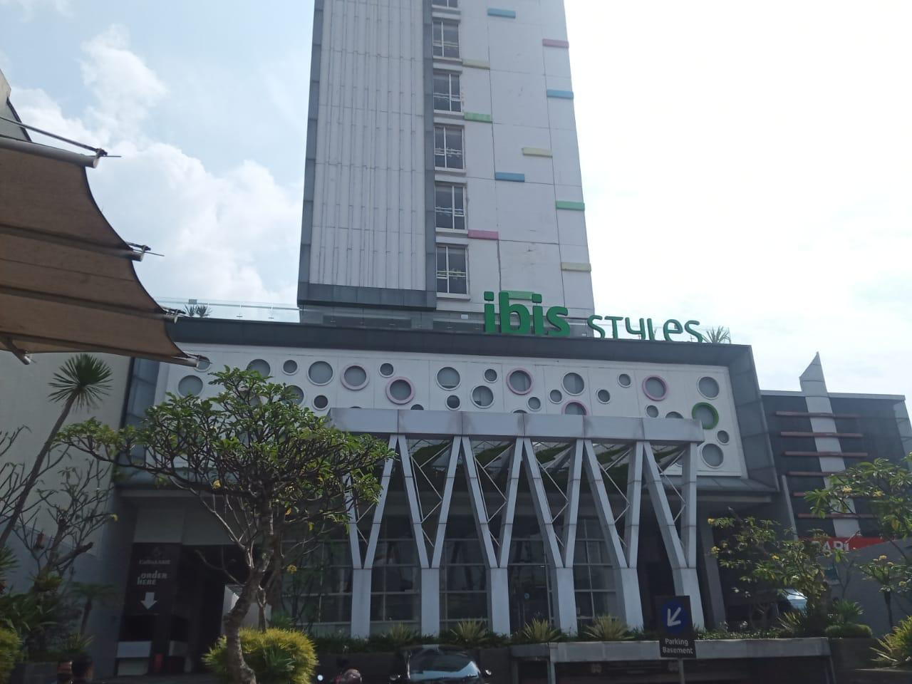 Hotel Ibis di Jalan Letjend S Parman, Blimbing, Kota Malang (Foto: Lalu Theo/ngopibareng.id)