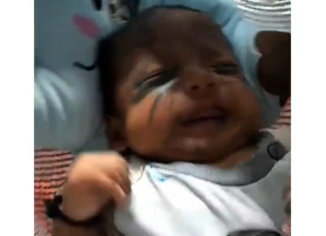 Tangkapan layar bayi dengan muka penuh coretan (Foto: Instagram @makassar_iinfo)