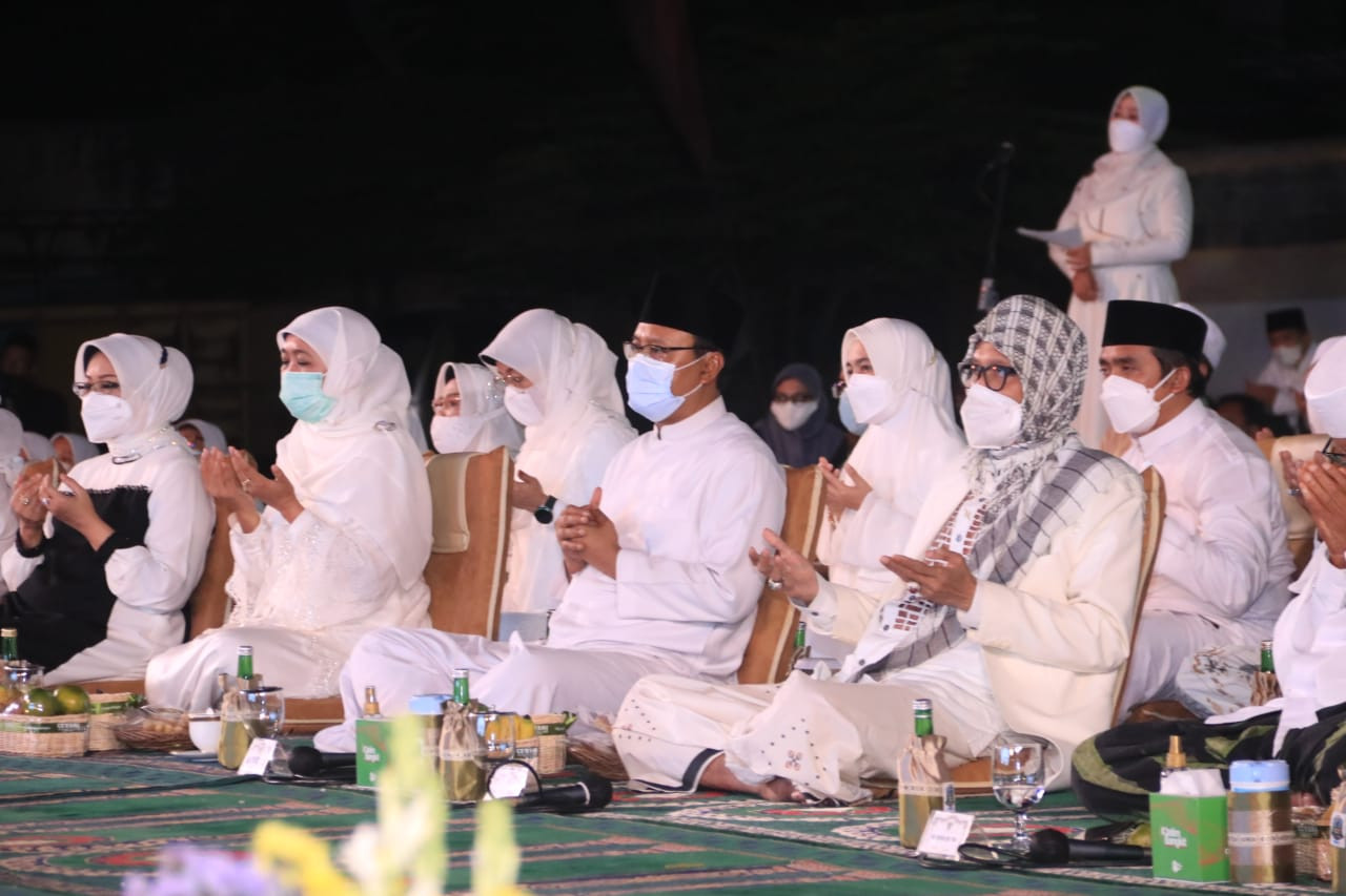 Gubernur Jawa Timur dan Walikota Pasuruan duduk bersama dalam doa dan sholawat bersama untuk Palestina, Jumat, 28 Mei 2021. (Foto: Istimewa)