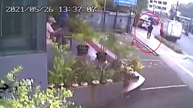 Pelaku pembunuhan perempuan telanjang di hotel terekam CCTV hotel. (Foto: Tangkapan layar)