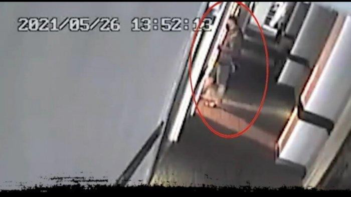 Gerak-gerik teman kencan korban pembunuhan di Hotel Dream***, Jalan Johar, Menteng, Jakarta Pusat, terekam kamera CCTV hotel. (Foto: Tangkapan layar)