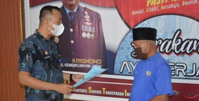 Warga Binaan Pemasyarakatan Rutan Kelas II B Bangil Pasuruan Sutikno saat menerima remisi 3 bulan dari Karutan Tristiantoro Adi Wibowo, Sabtu 29 Mei 2021. (Foto: pasuruankab.go.id)