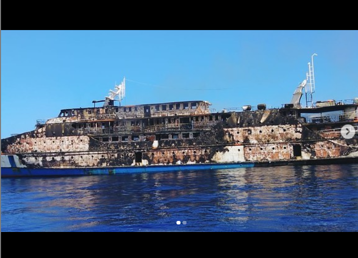 Kapal KM Karya Indah yang terbakar di perairan Pulau Lifamatola, Maluku Utara, Sabtu 29 Mei 2021. (Foto: instagram)