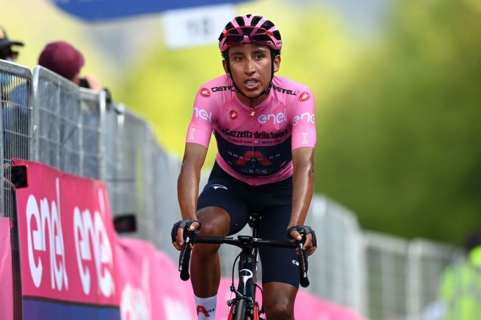 Egan Bernal (Ineos Grenadiers) berusaha keras mempertahankan maglia rosa dengan finis ketiga pada etape 19 kali ini. (Foto: Istimewa) 