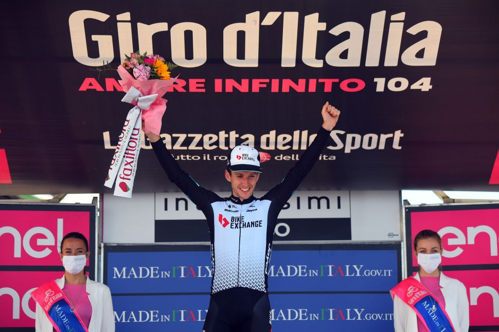 Simon Yates (Team BikeExchange) memenangkan etape 19 Giro d'Italia. (Foto: Istimewa)