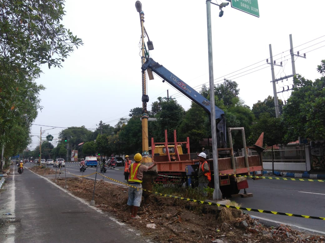 Sebanyak 62 PJU dan 17 tiang lampu non tematik di Jalan Wahid Hasyim, Jombang, Jawa Timur, dibongkar. Hal ini menyusul adanya proyek rehabilitasi drainase dan trotorar. (Foto: Istimewa)