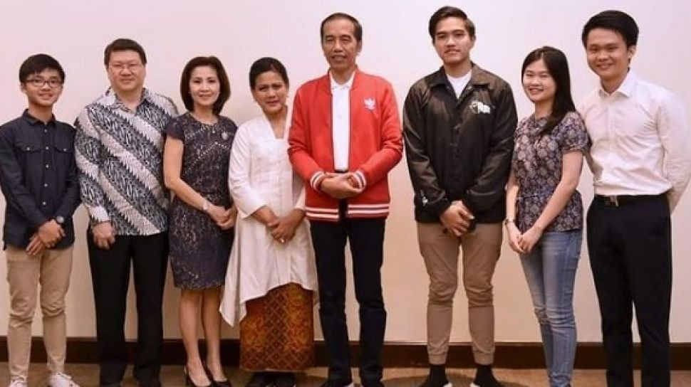 Foto kenangan Kaesang Pangarep dan Felicia Tissue bersama keluarganya. (Foto: Instagram)