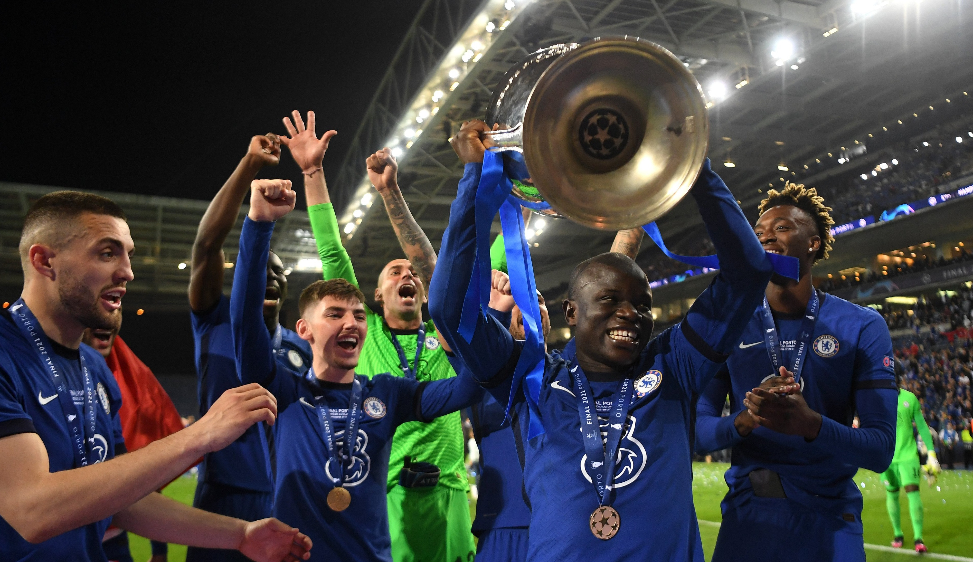 N'Golo Kante mengangkat trofi Liga Champions 2020/2021 diiringi rekan setimnya di Chelsea. (Foto: Twitter/@ChelseaFC)
