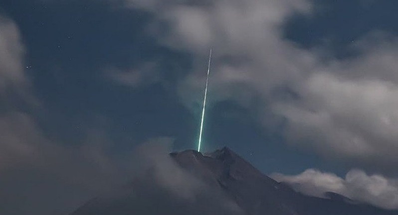 Kilatan cahaya hijau di dekat Merapi diperkirakan berkaitan dengan hujan meteor yang terjadi selama Mei 2021. (Foto: Antara)