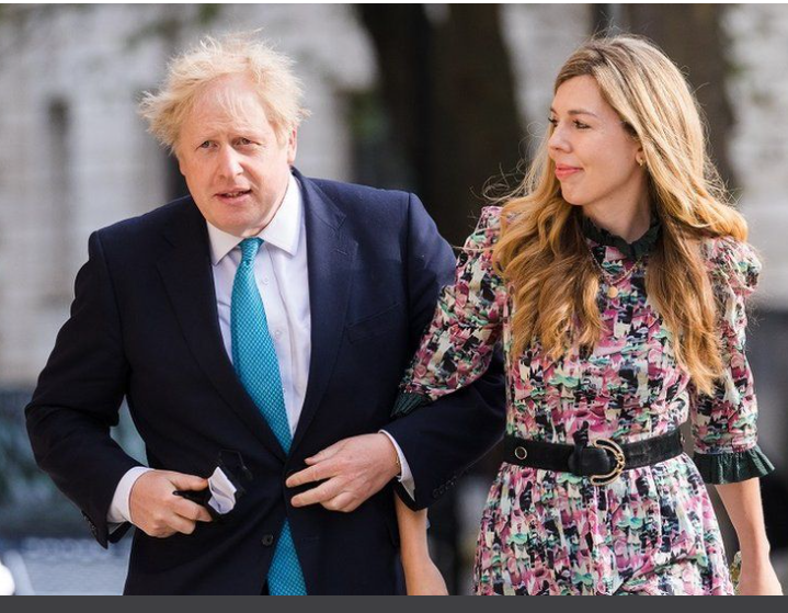 PM Inggris Boris Johnson dan Carrie Symonds. Pasangan ini menikah dalam upacara rahasia di Katedral Westminster, Sabtu 29 Mei 2021. (Foto: BBC)
