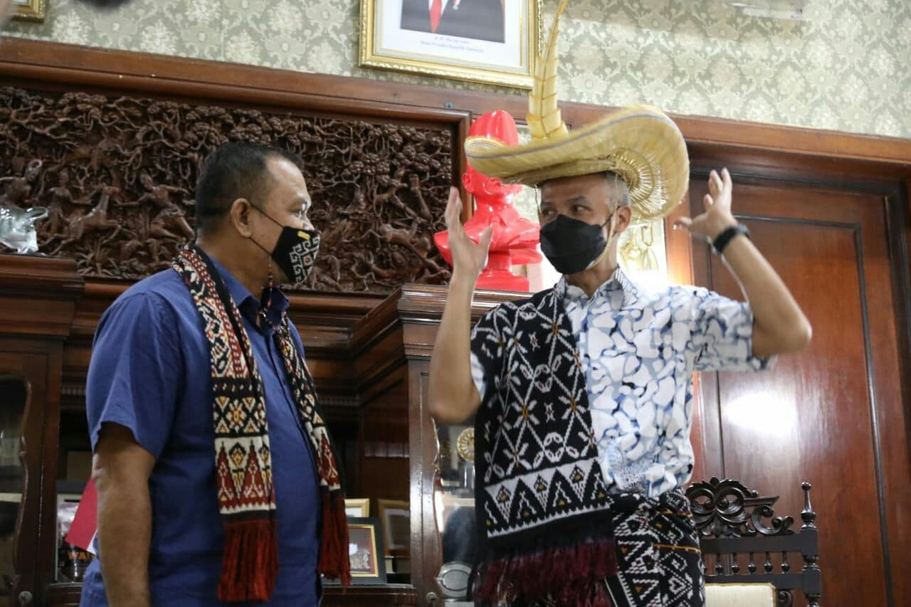 Gubernur Jawa Tengah Ganjar Pranowo menerima Raja Rote dari Nusa Tenggara Timur, Vicoas TB Amalo, Sabtu 29 Mei 2021. (Foto: Istimewa)
