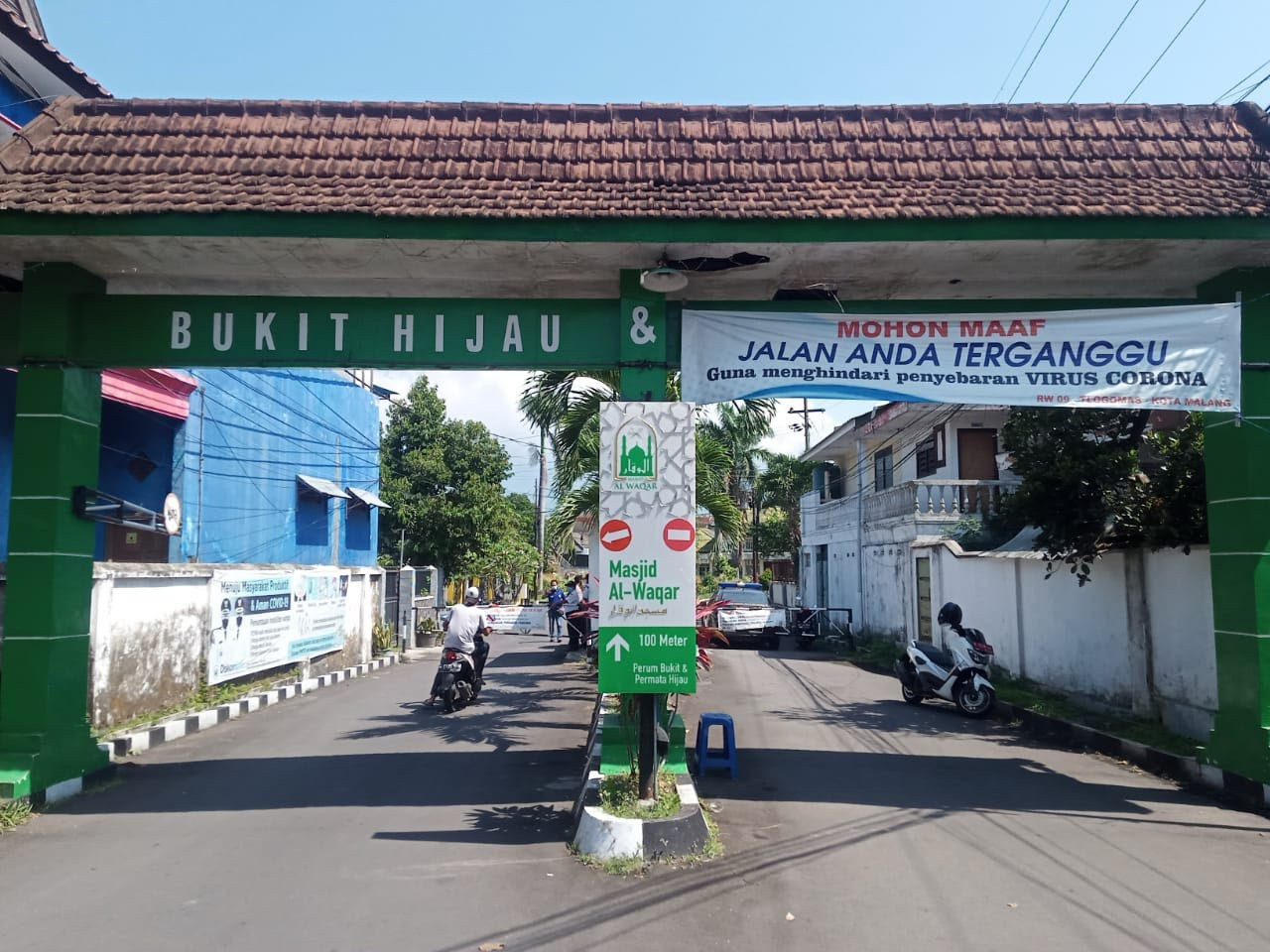Akses masuk-keluar kompleks Perumahan Bukit dan Permata Hijau, Lowokwaru, Kota Malang, Jawa Timur. (Foto: Lalu Theo/Ngopibareng.id)