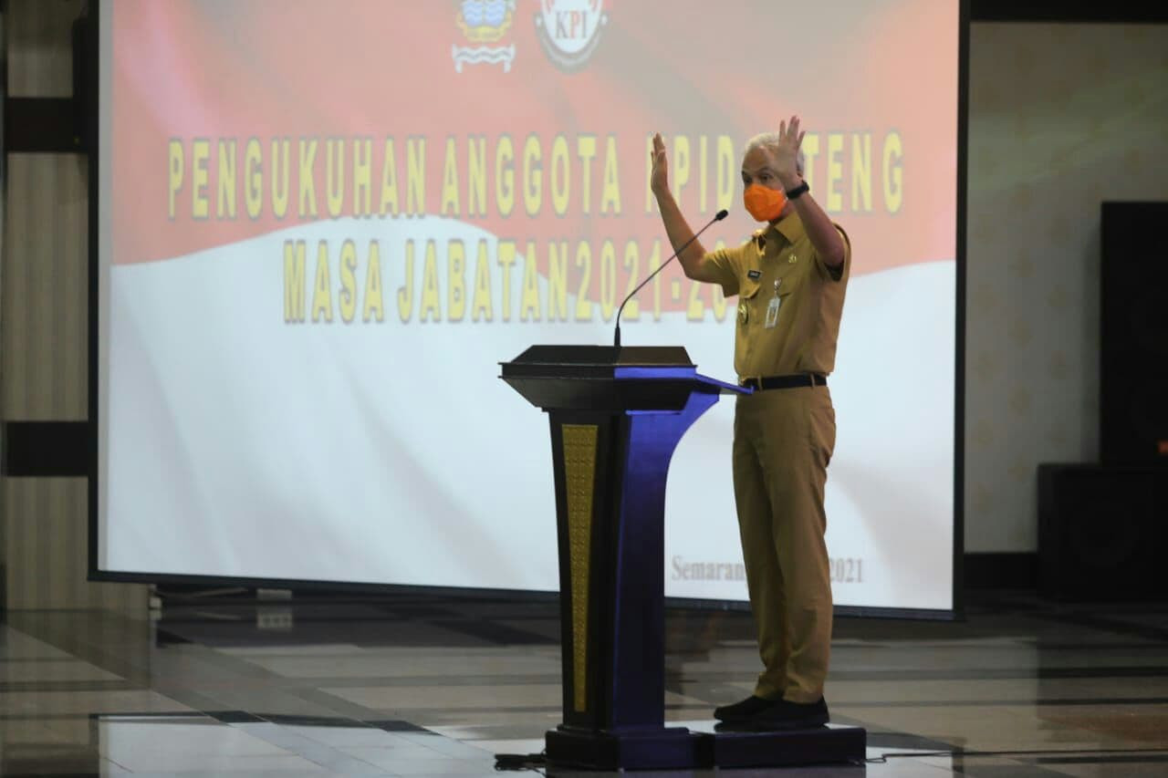 Gubernur Jawa Tengah Ganjar Pranowo melantik pengurus baru Komisi Penyiaran Indonesia (KPID) di Jawa Tengah, Senin 31 Mei 2021. (foto: Istimewa)