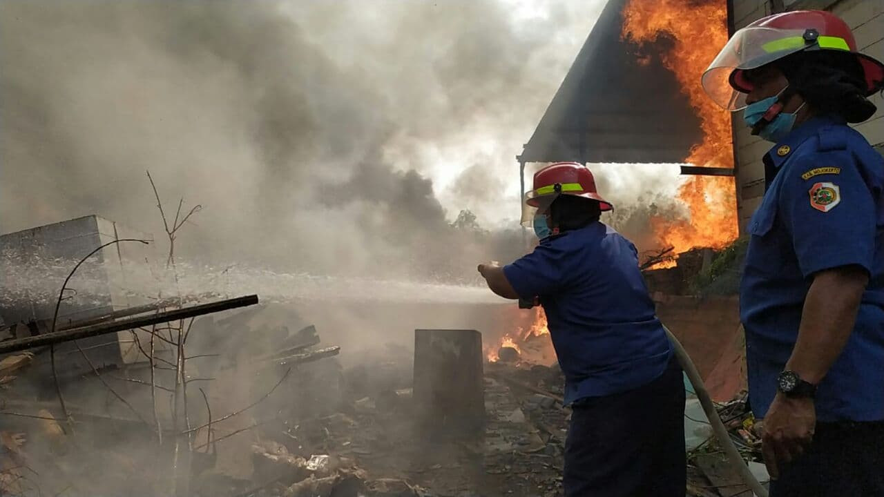 Petugas pemadam kebakaran saat memadamkan api di Mojokerto.(Foto: Deni Lukmantara/Ngopibareng.id)