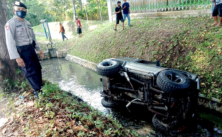 Mobil Daihatsu Feroza kecebur sungai di pinggir jalan raya Bondowoso-Situbondo Kecamatan Wonosari Bondowoso dalam kondisi terbaik. (Foto: Istimewa)