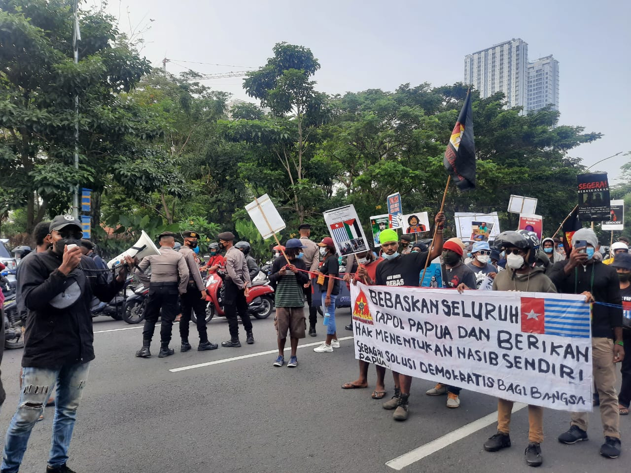 Mahasiswa Papua Surabaya Demonstrasi di Depan Polda Jatim